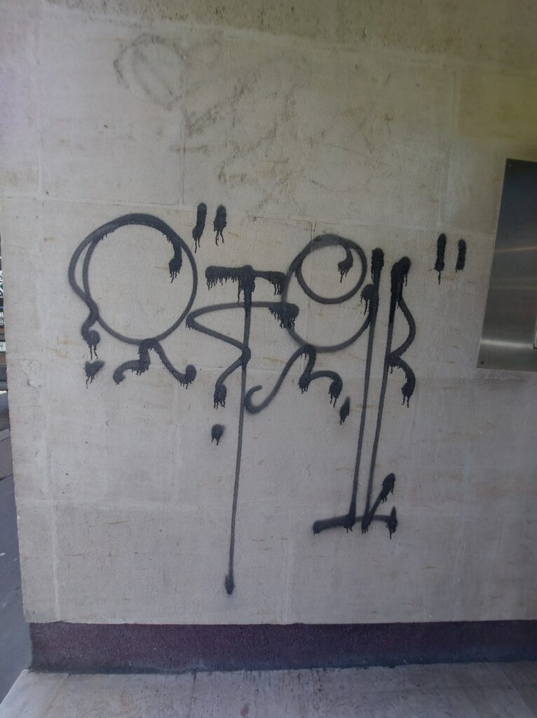 Nettoyage et décapage de tags et graffitis sur façade en pierre, avant intervention