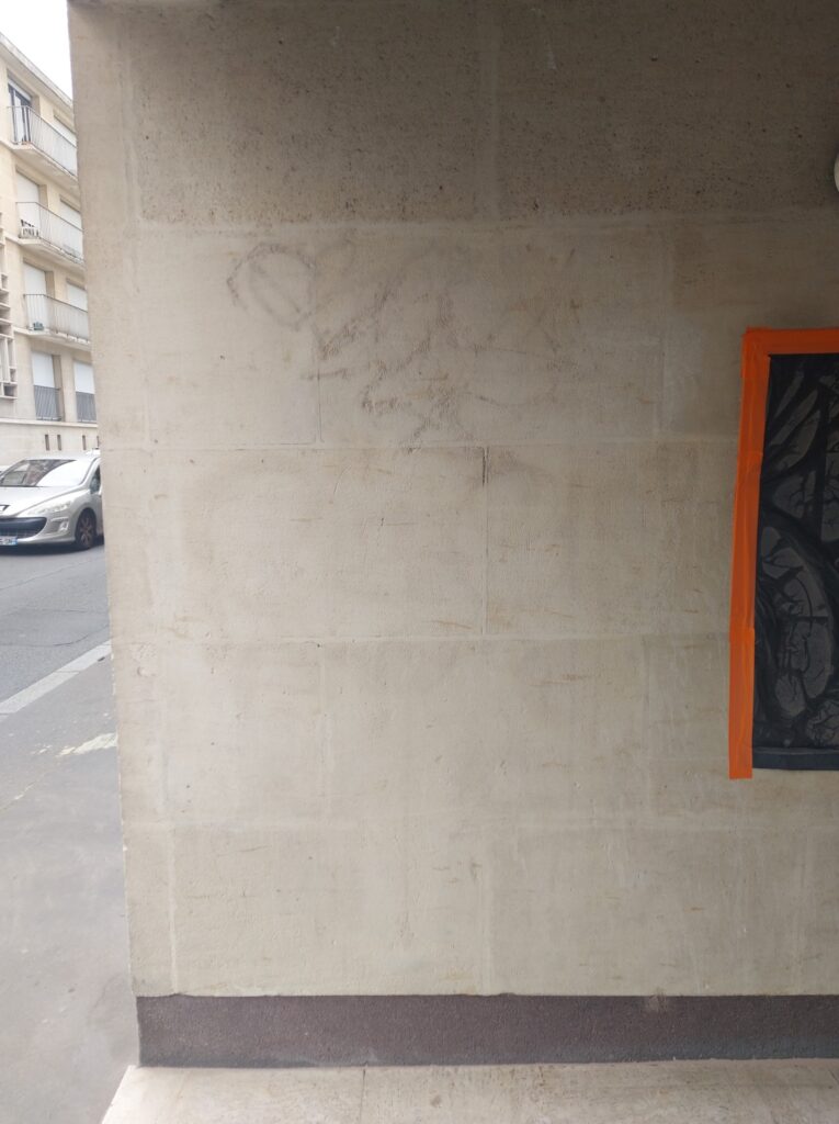 Nettoyage et décapage de tags et graffitis sur façade en pierre